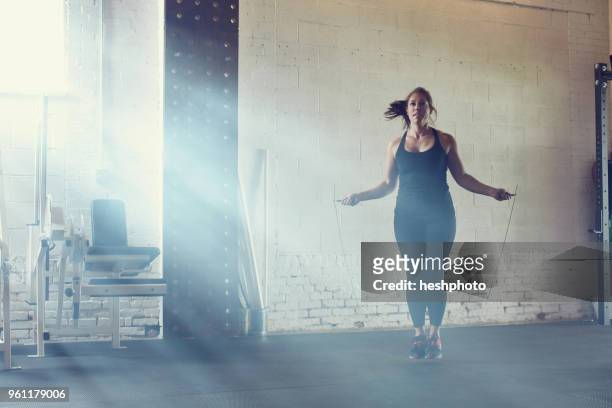 woman skipping in gym - heshphoto fotografías e imágenes de stock