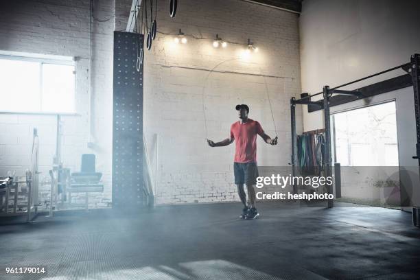 man skipping in gym - heshphoto - fotografias e filmes do acervo