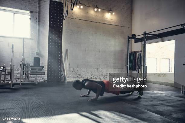 man in gym doing push up - heshphoto stock-fotos und bilder