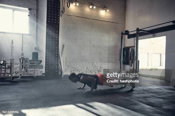 man in gym doing push up - heshphoto stock-fotos und bilder