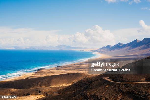 view to sea, corralejo, fuerteventura, canary islands - insel fuerteventura stock-fotos und bilder