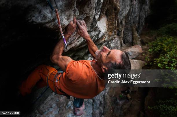 rock climbing, hidden valley, cat ba island, vietnam - freeclimber stock-fotos und bilder