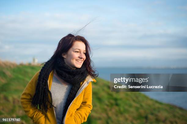 woman by coast, dunmore, waterford, ireland - irish woman stock-fotos und bilder