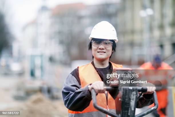 young construction worker wearing hard hat - sigrid gombert - fotografias e filmes do acervo