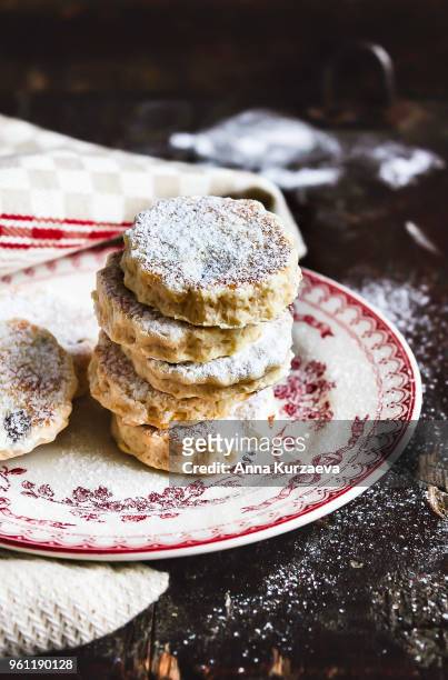 welsh cakes with raisin, also welshcakes or pics, are traditional in wales, stacked on a dessert plate on a wooden table, selective focus. served hot or cold dusted with caster sugar. sweet food. - welsh culture stockfoto's en -beelden