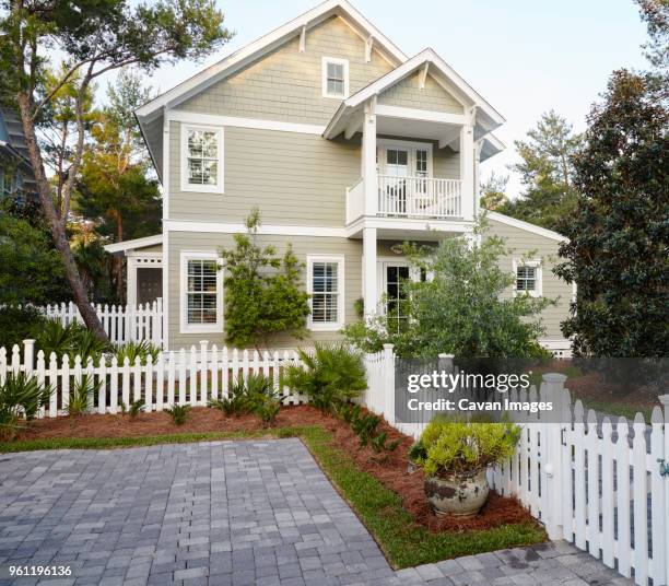 plants growing by fence outside luxury beach cottage - fences 2016 film stock-fotos und bilder