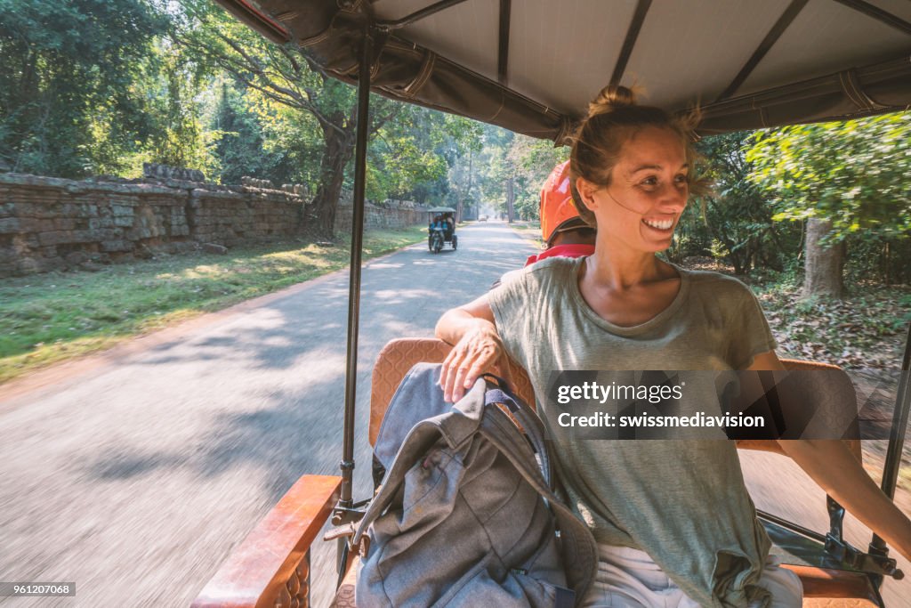Unga turist kvinna Rider rickshaw taxi
