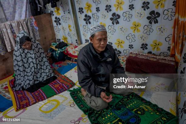 Saadudin Bangkula and Mamhaypa Manta Sungran Baubaton prays the Tarawe inside their shelter as the makeshift mosque for them was not finished in time...