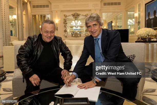 West Ham United's new manager Manuel Pellegrini poses with West Ham Joint-Chairman David Sullivan on May 21, 2018 in London, England.