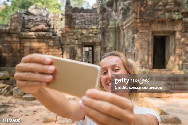 chica tomando selfie retrato en el templo; concepto de wonderlust asia viaje jóvenes - banteay kdei fotografías e imágenes de stock