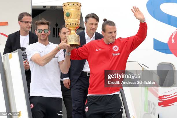 David Abraham and Alex Meier presents the DFB Cup thropy with Fredi Bobic , Niko Kovac as he departs the plane carrying the team of Eintracht...