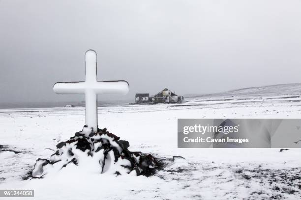 cross on snow covered field against sky - south shetland islands stock-fotos und bilder