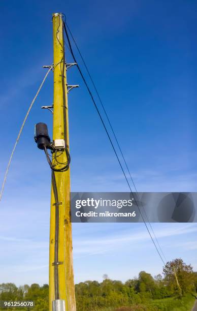 irish telephone wooden pole - mikroman6 imagens e fotografias de stock