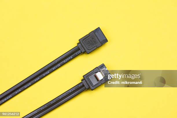 black esata cable for connecting a hard drive to the motherboard, computer component - mikroman6 imagens e fotografias de stock