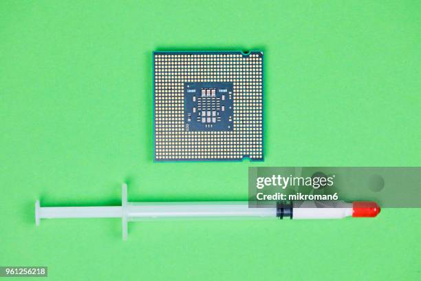 computer processor chip cpu and thermal grease paste - mikroman6 imagens e fotografias de stock