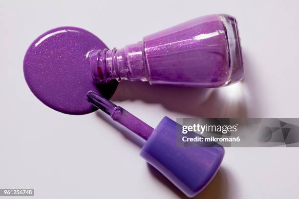 purple nail varnish, nail polish - mikroman6 imagens e fotografias de stock