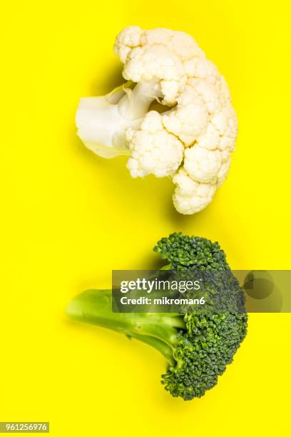 broccoli and cauliflower - mikroman6 imagens e fotografias de stock