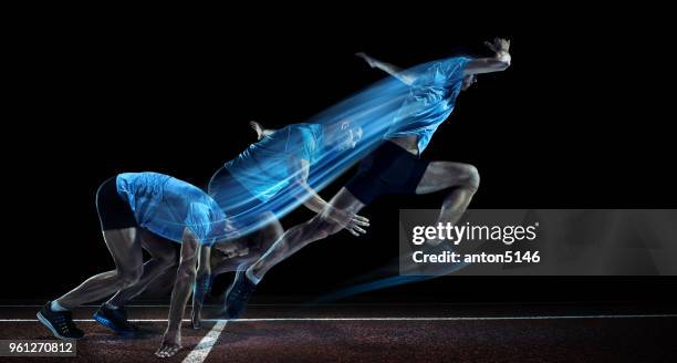 mannelijke atleet uitgevoerd op track - taking a shot sport stockfoto's en -beelden