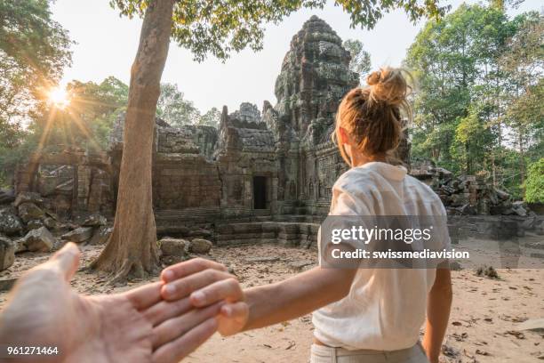 suivez-moi aux trésors des temples antiques, asie - cambodge photos et images de collection