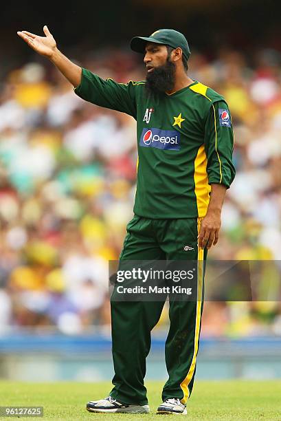 Pakistan captain Mohammad Yousuf talks to his players during the second One Day International match between Australia and Pakistan at the Sydney...