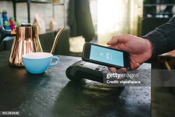 mobile payment at cafe - digital payment imagens e fotografias de stock