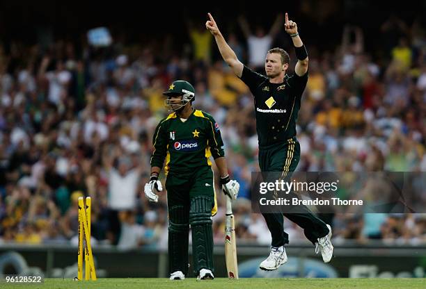 Peter Siddle of Australia celebrates after claiming the wicket of Umar Akmal of Pakistan during the second One Day International between Australia...