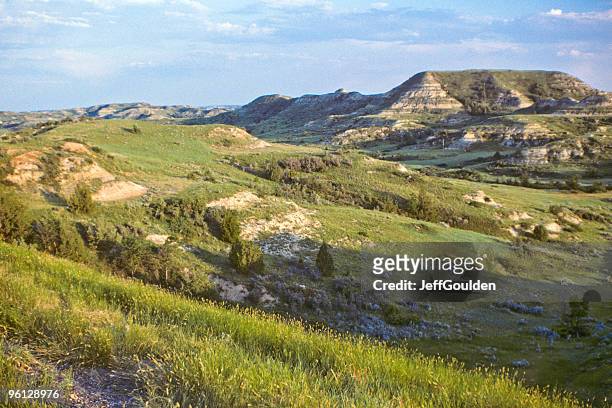 the badlands at sunset - jeff goulden stock pictures, royalty-free photos & images