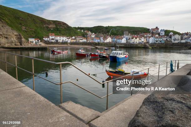 staithes harbour, north yorkshire, england - 月の港 ストックフォトと画像