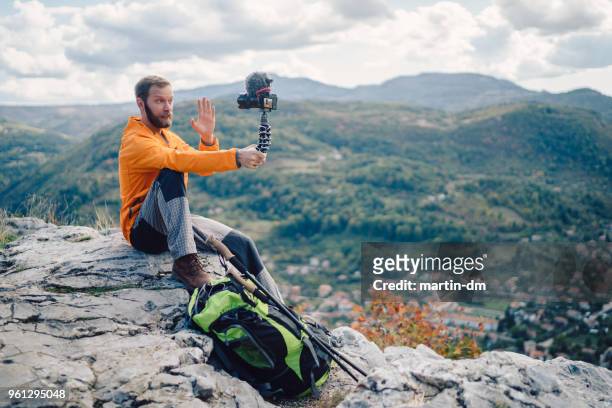 beïnvloeder toeristische wandelen en vlogging op de bergtop - the weekend in news around the world stockfoto's en -beelden