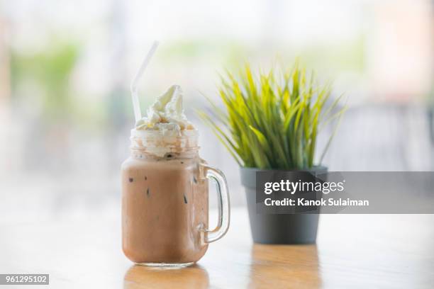 mocha frappuccino - café frappé fotografías e imágenes de stock