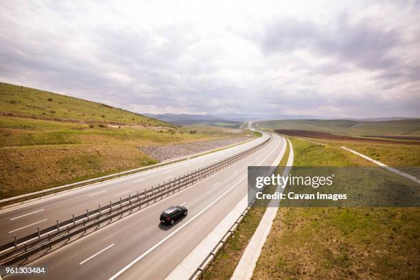 high angle view of car on highway against sky - carretera principal fotografías e imágenes de stock