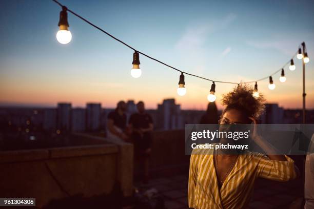 portrait de jeune fille sur le groupe. - toit terrasse photos et images de collection