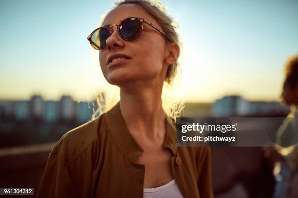 portret van het meisje op de partij. - dakterras stockfoto's en -beelden