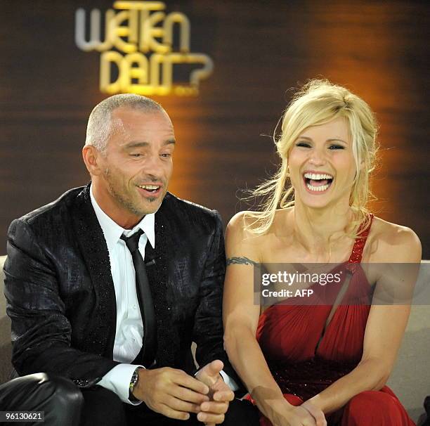 Italian singer Eros Ramazotti and his ex-wife Swiss TV host Michelle Hunziker smile on stage during the 186th edition of the TV show "Wetten,...