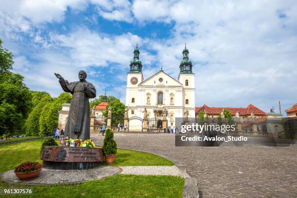 statue von papst johannes paul ii durch die basilika unserer lieben frau von den engeln kalwaria zebrzydowska heiligtum - kalwaria stock-fotos und bilder