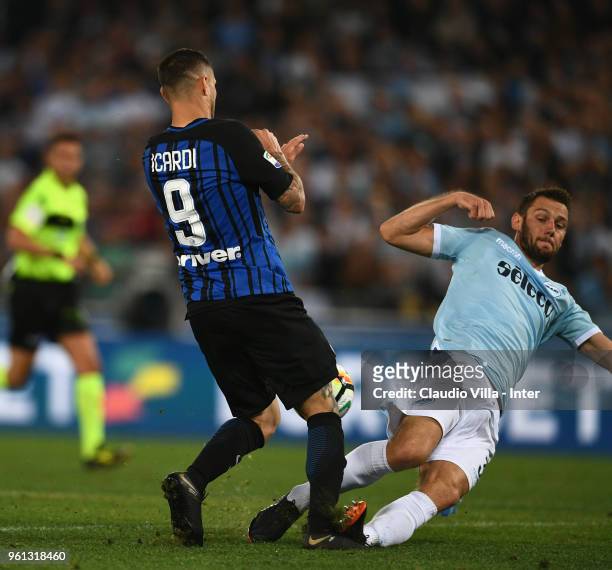 Mauro Icardi of FC Internazionale and Stefan de Vrij of SS Lazio compete for the ball during the serie A match between SS Lazio and FC Internazionale...