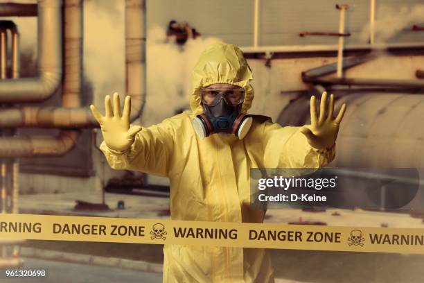 zone de danger - radioactive warning symbol photos et images de collection