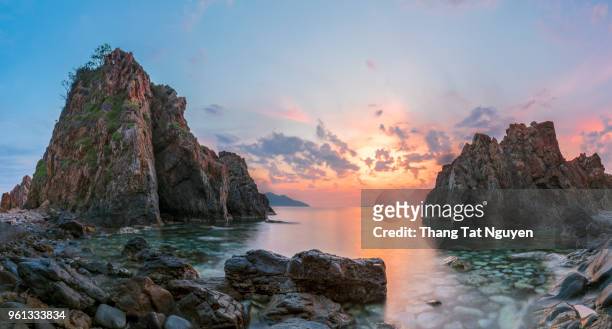 big rock at sea coast in morning sunlight - îles galapagos photos et images de collection