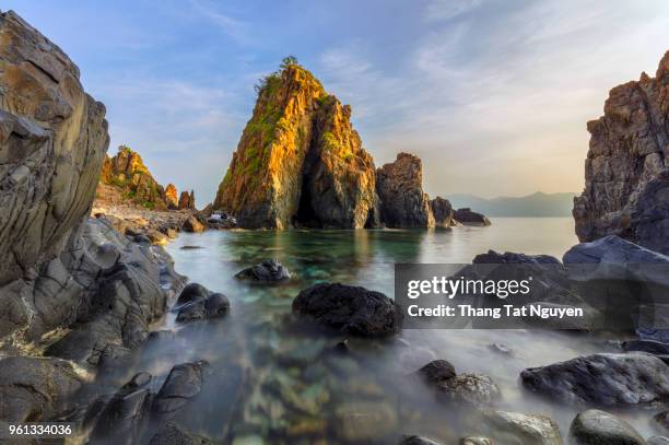 Big Rocks At Sea 1,026 Big Rock Splash Stock Photos, High-Res Pictures, and Images ...