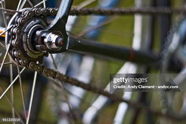 bicycle cog and chain - kettenwechsler stock-fotos und bilder