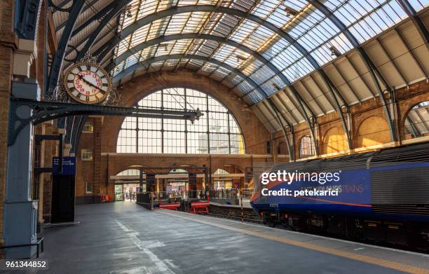king's cross station, platform 9 3/4 | harry potter - harry potter books stock pictures, royalty-free photos & images