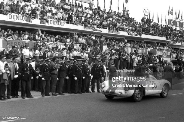 Ed Hugus, Porsche 550A RS, 24 Hours of Le Mans, Le Mans, 23 June 1957. Ed Hugus at the finish of the 1957 24 Hours of Le Mans driving the Porsche...