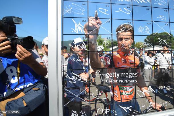 Italian rider Damiano Cunego from Nippo-Vini Fantini Team, signs on ahead of Inabe stage, 127.0km on Inabe circuit race, the third stage of Tour of...