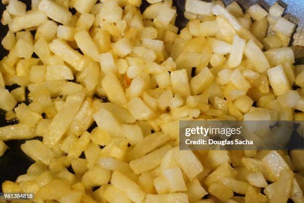 serving plate of fried hashbrown potatoes (solanum tuberosum) - raw new potato stock pictures, royalty-free photos & images