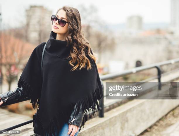 femme bénéficiant d’une promenade dans le beau jour. - poncho photos et images de collection