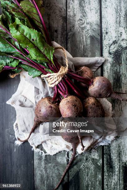 high angle view of common beets on wooden table - common beet stock pictures, royalty-free photos & images