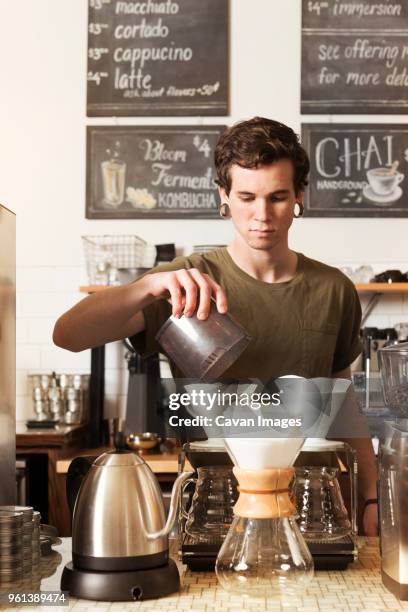 man making coffee in coffee shop - machine à carte photos et images de collection