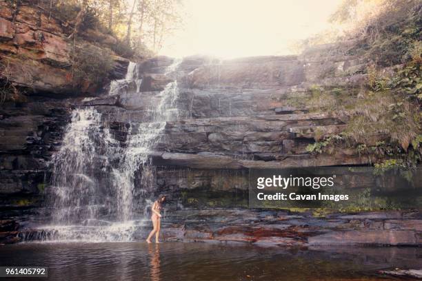 side view of woman at waterfall at chapada diamantina national park - chapada diamantina stock-fotos und bilder