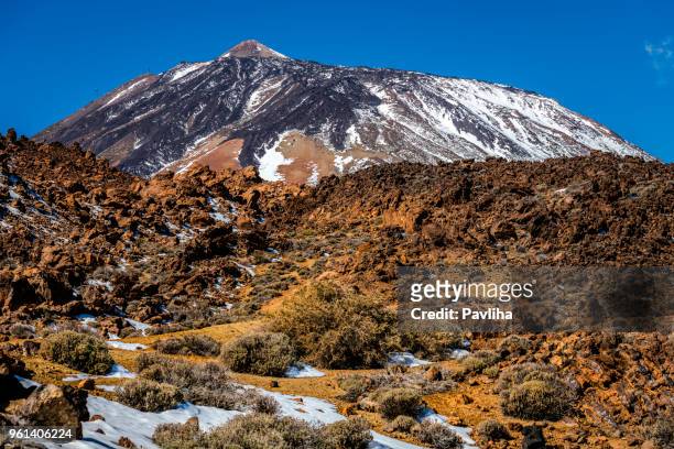 schneebedeckten vulkan el teide national park, teneriffa, spanien - el teide national park stock-fotos und bilder