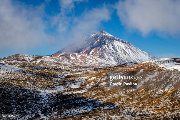 schneebedeckten vulkan el teide national park, teneriffa, spanien - el teide national park stock-fotos und bilder